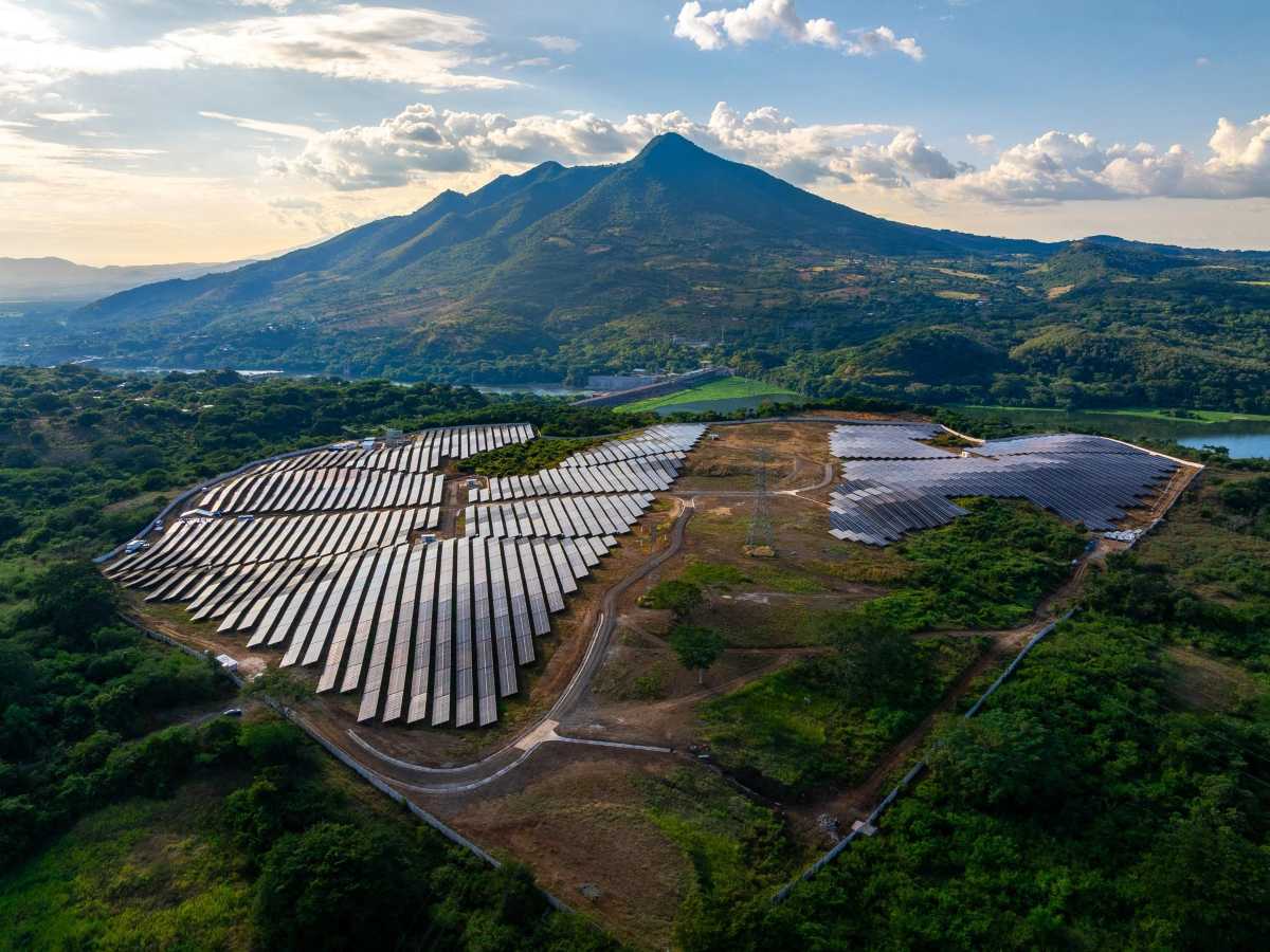 Nueva planta solar inicia operaciones en Usulután con 35,000 paneles