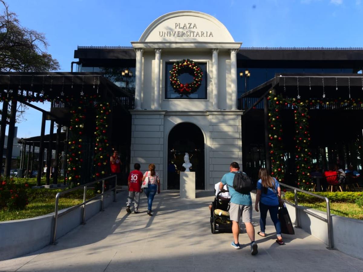 El nuevo edificio de dos niveles ofrece cafeterías y propuestas de comida rápida para visitantes y familias.