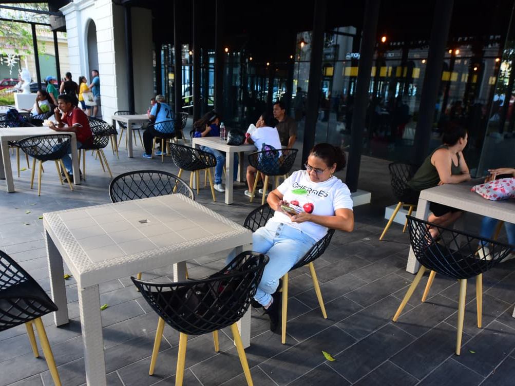 Kioscos con oferta culinaria local ya funcionan en la Plaza Universitaria, impulsando a pequeños emprendedores.