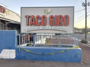 Fotografía que muestra un anuncio de uno de los restaurantes de comida mexicana Taco Giro, en Tucson (EE.UU.).