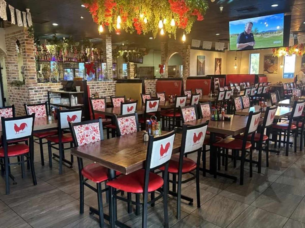 Interior vacío de un restaurante Taco Giro en Tucson, tras una redada del ICE que llevó al cierre indefinido de varios locales.