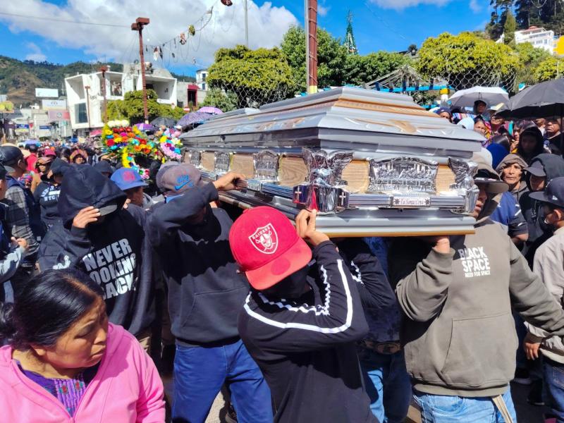 Dolor en Nahuala, Sololá, Guatemala, al momento de cargar los ataúdes de las personas que murieron en el ataque. / Foto AFP