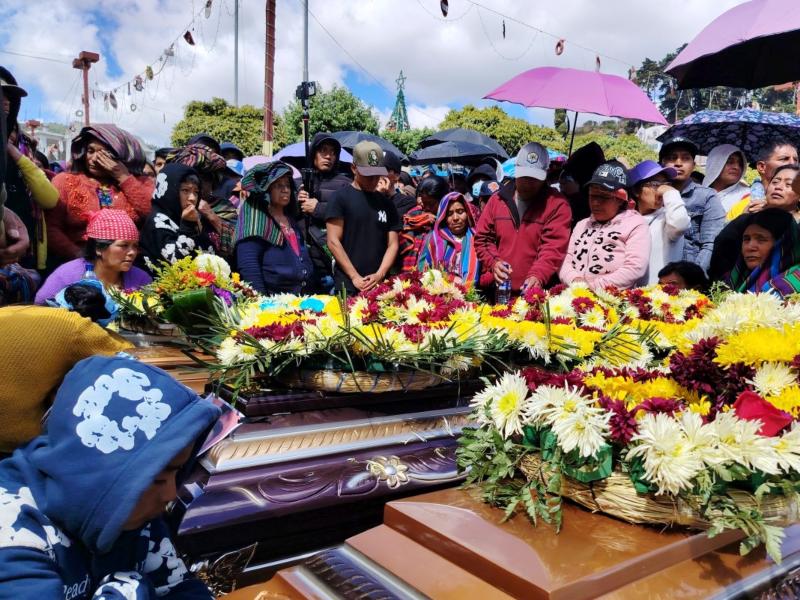 Miembros de las comunidades indígenas en Nahuala lloran a sus muertos. / Foto AFP