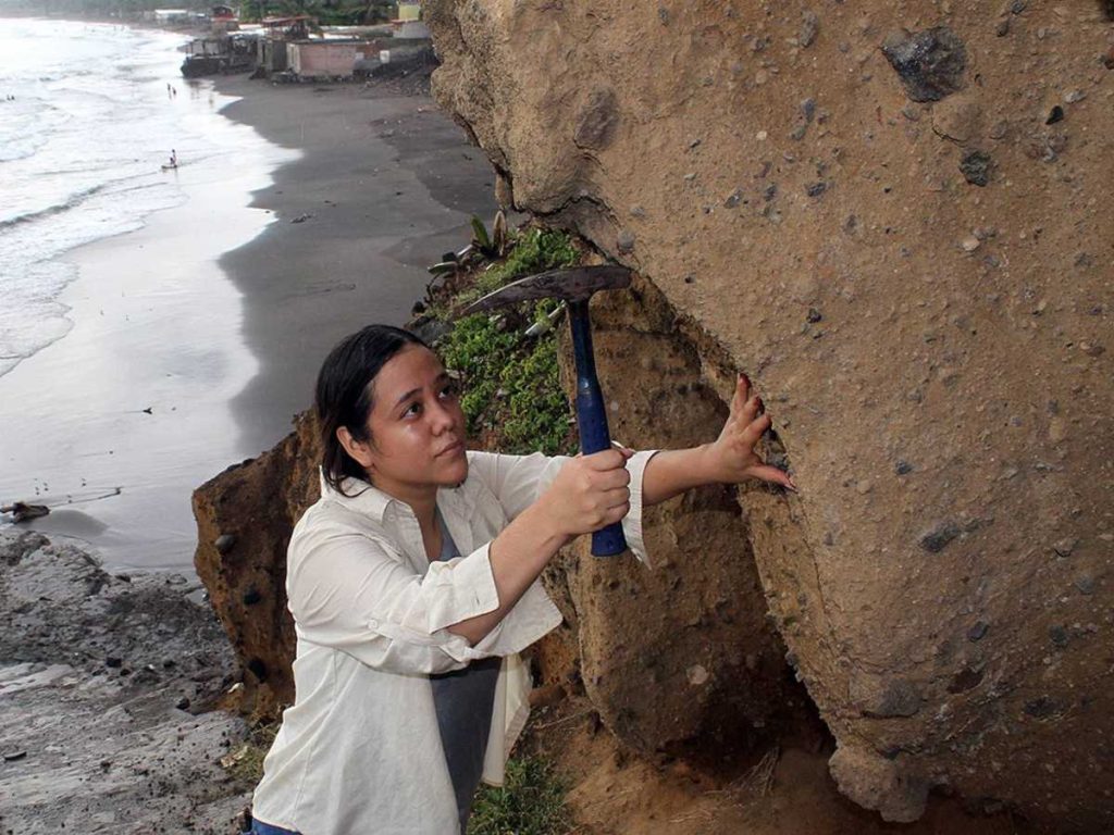 La formación de nuevos especialistas es clave para fortalecer la investigación sobre amenazas naturales en El Salvador.