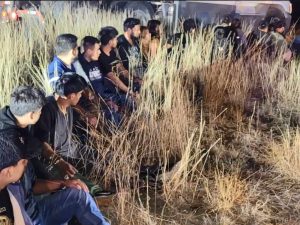 Encuentran a salvadoreños junto con otros migrantes ocultos en un camión en Texas