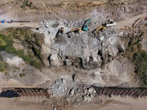 Trabajos en recolección de escombros por parte de maquinaria del MOPT. / Foto X de Obras Públicas