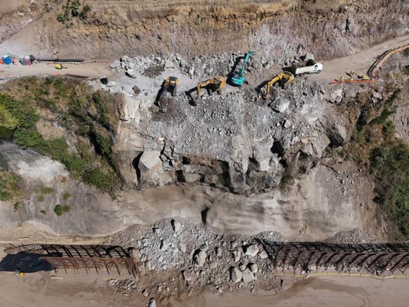 Trabajos en recolección de escombros por parte de maquinaria del MOPT. / Foto X de Obras Públicas