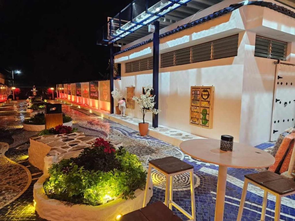 Emprendedores locales ofrecen comida, artesanías y experiencias únicas durante la celebración en Villa Bethel.