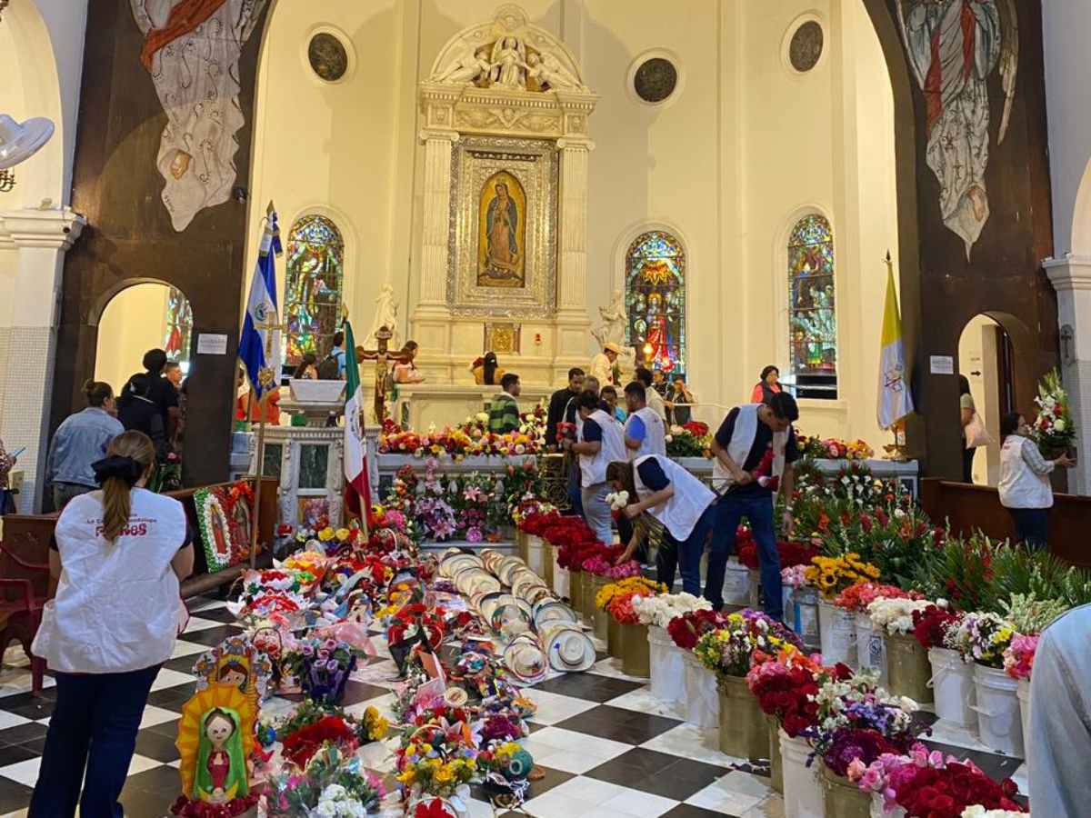 Los fieles entregan rosas y ofrendas frente al altar de la Virgen de Guadalupe en señal de agradecimiento.