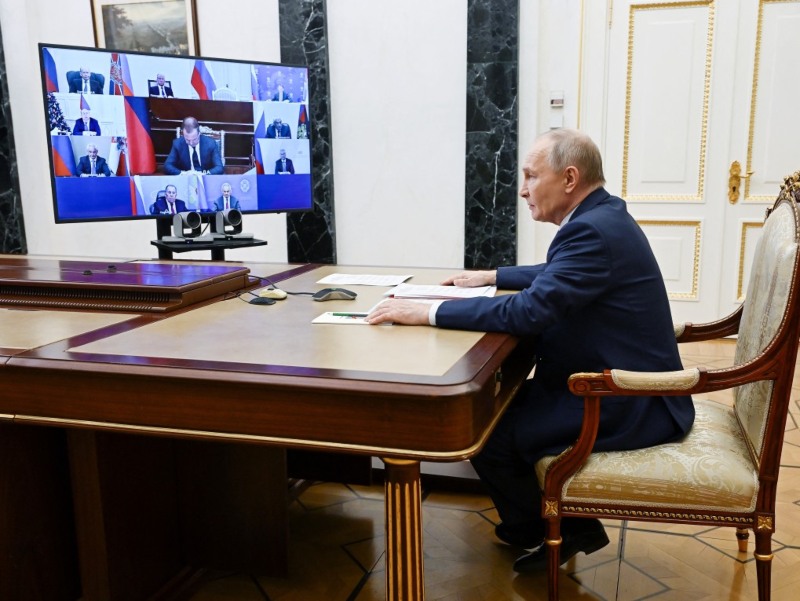 En esta fotografía de archivo distribuida por la agencia estatal rusa Sputnik, el presidente de Rusia, Vladimir Putin, preside una reunión del Consejo de Seguridad mediante videoconferencia desde Moscú, el 26 de diciembre de 2025. / Foto AFP