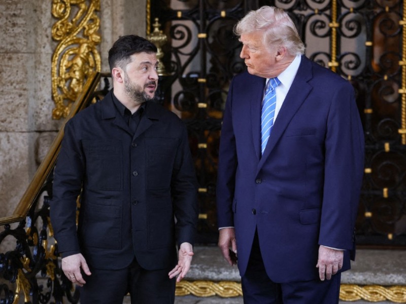 El presidente de Estados Unidos, Donald Trump, saluda al presidente de Ucrania, Volodymyr Zelensky, en su club Mar-a-Lago el 28 de diciembre de 2025 en Palm Beach, Florida. Trump invitó a Zelensky a su club privado para trabajar en el plan de paz propuesto por Estados Unidos para poner fin a la guerra en Ucrania. / Foto AFP