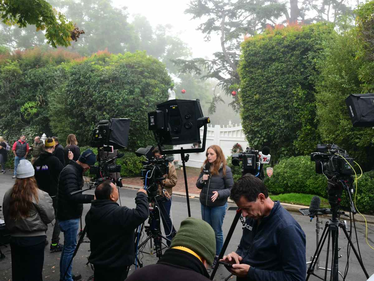 Miembros de la prensa se concentran frente a la residencia del actor y director estadounidense Rob Reiner.