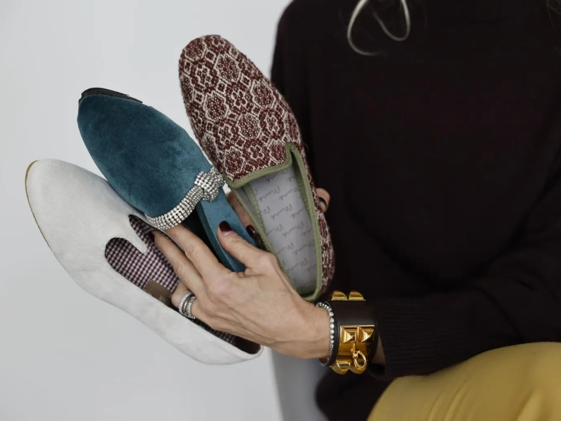 La fundadora de la empresa valenciana Muné, Laura Gallego, durante la entrevista en la que cuenta como ha adaptado las babuchas de los gondoleros venecianos en estilosas 'slippers' con suelas de neumático reciclado y una plantilla de gel interior que las hace antideslizantes y mullidas, y ha logrado incluso conquistar Japón, donde tiene un punto de venta fijo en la ciudad de Aichi.