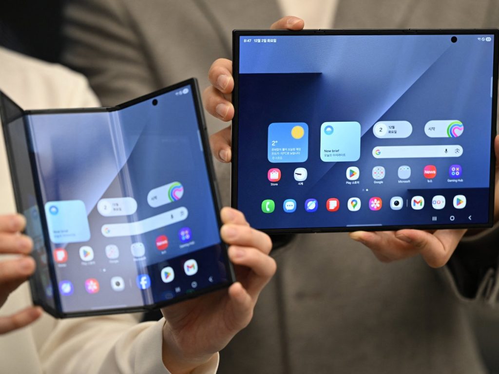 El dispositivo muestra su transición entre modo plegado y pantalla completa, destacando la multitarea optimizada en su interfaz para pantallas amplias.
