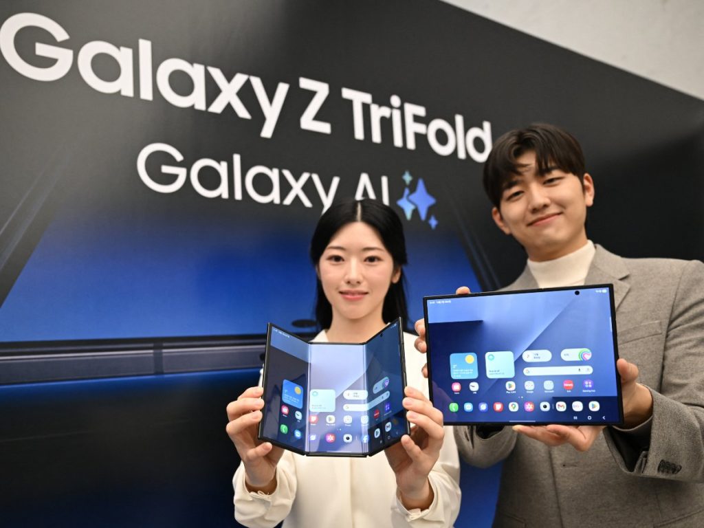 Demostración oficial del Galaxy Z TriFold, el primer teléfono triple plegable de Samsung, diseñado para expandirse hasta 25,4 centímetros de pantalla.