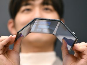 El Galaxy Z TriFold exhibe su sistema de bisagras dobles, una estructura pensada para ofrecer estabilidad y resistencia en su innovador formato triple.