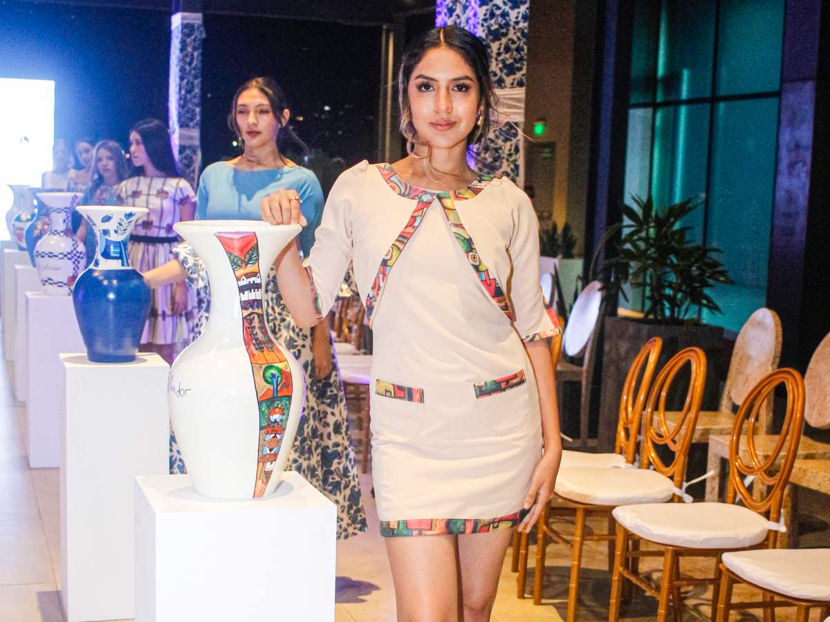 Pasarela Jardín de Colores en SOHO Cascadas, una fusión entre House of Serena y el legado de Fernando Llort que celebró moda, arte e identidad salvadoreña.