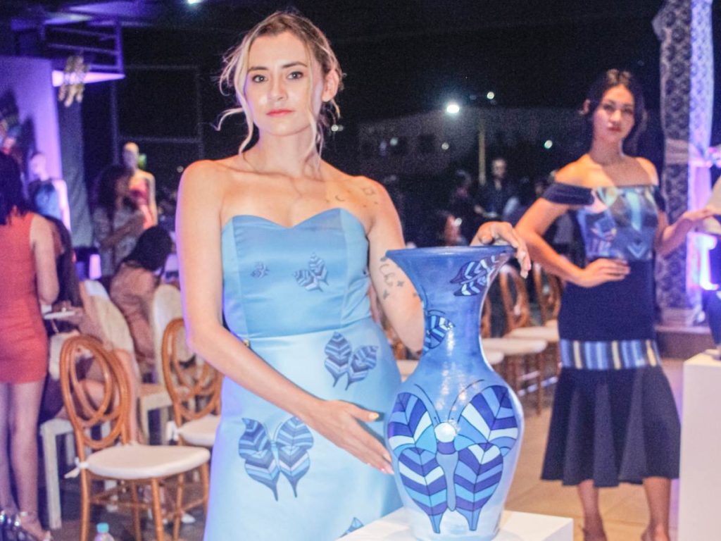 Modelo luce el vestido celeste mariposa, una pieza en peau de soie con caída fluida, silueta soft A-line y estampado inspirado en El vuelo de la mariposa.