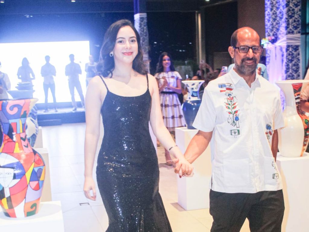 Natalia Guerra, diseñadora y fundadora de House of Serena, junto a Juan Pablo Llort, presidente de El Árbol de Dios, durante el cierre de la pasarela Jardín de Colores.