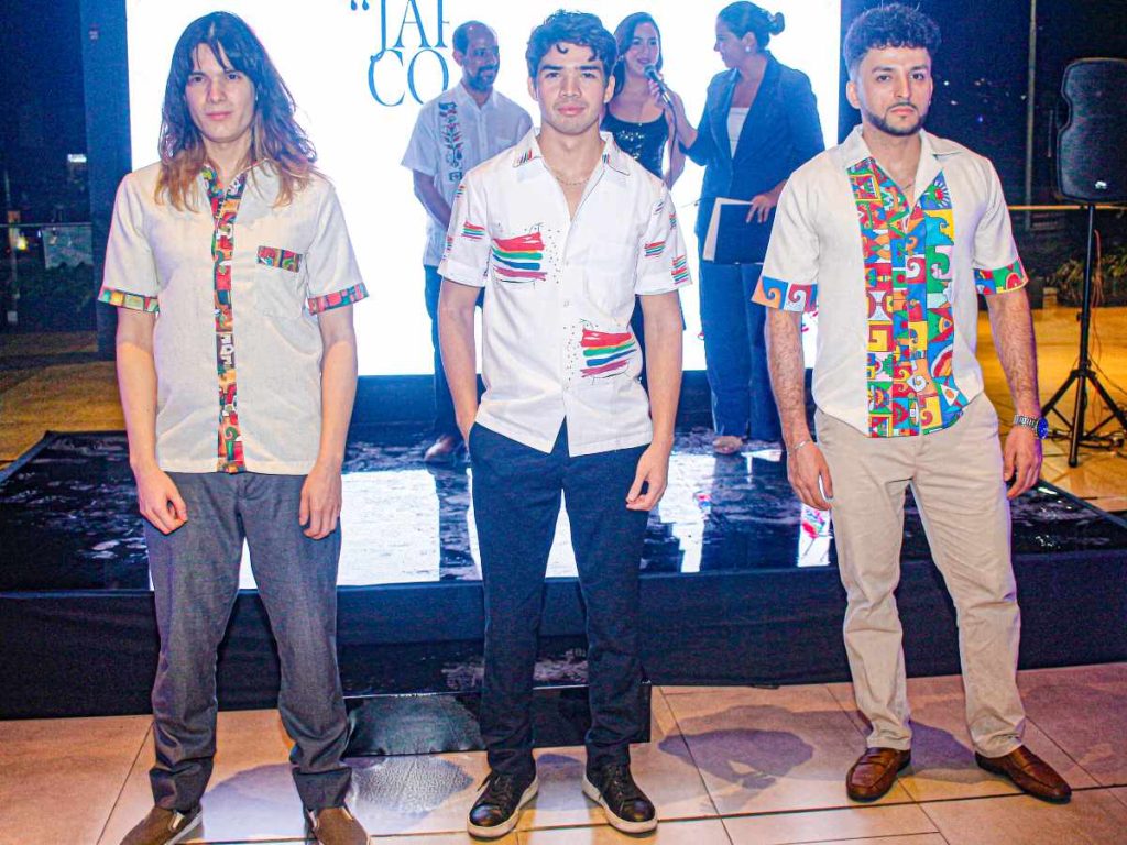 Modelos presentan las camisas masculinas de la colección, elaboradas en lino y algodón puro con detalles en peau de soie que integran arte inspirado en Fernando Llort