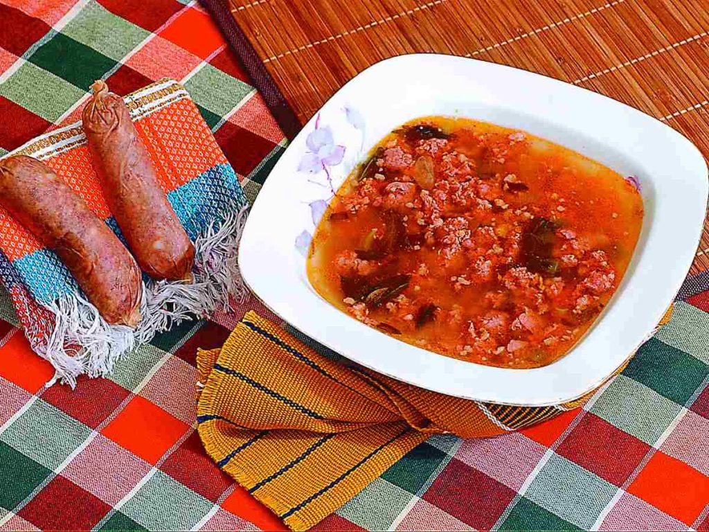 La sopa de chorizo es ideal para llena el día con energía después de una noche pesada. Su sabor intenso reconforta al instante.
