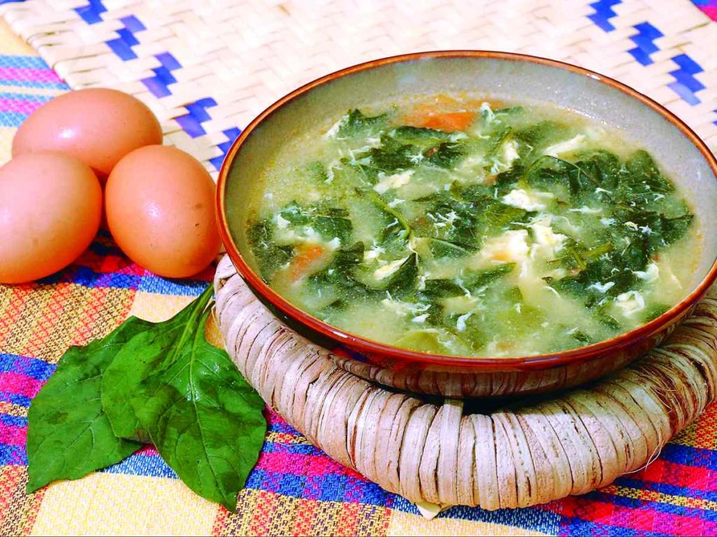 La sopa de mora es perfecta para quienes buscan una opción reconfortante y diferente con el delicado toque herbal de la mora.