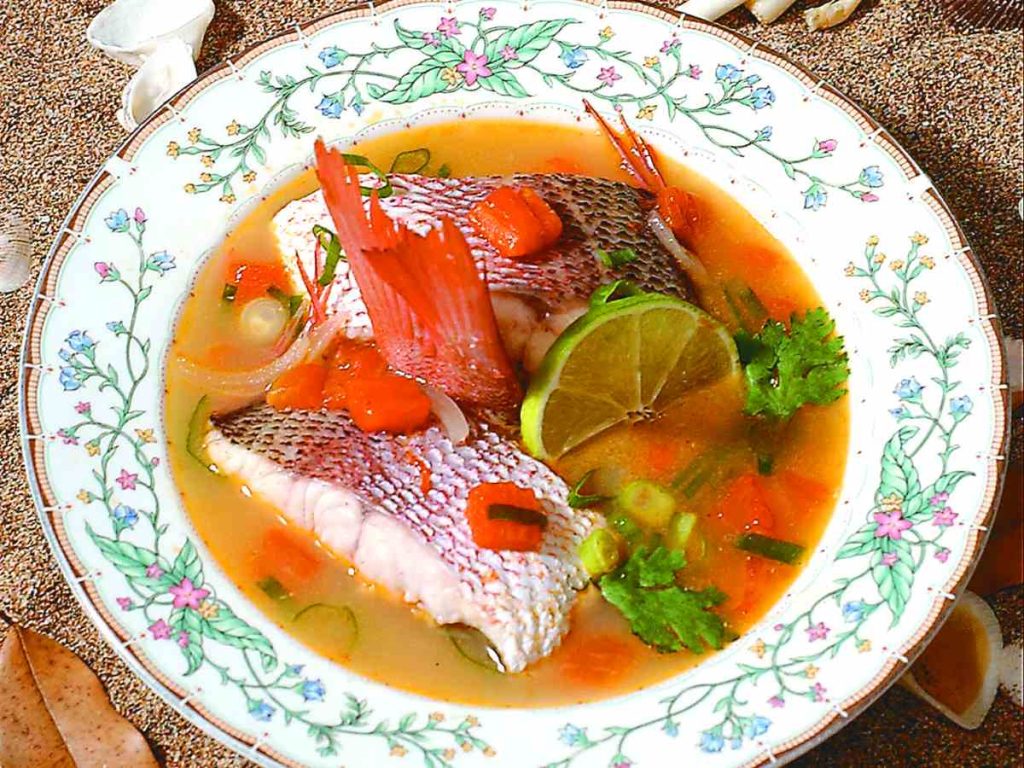 La sopa de pescado es ligera pero sustanciosa, combina tradición y sabor marino para devolverle el ritmo al cuerpo.