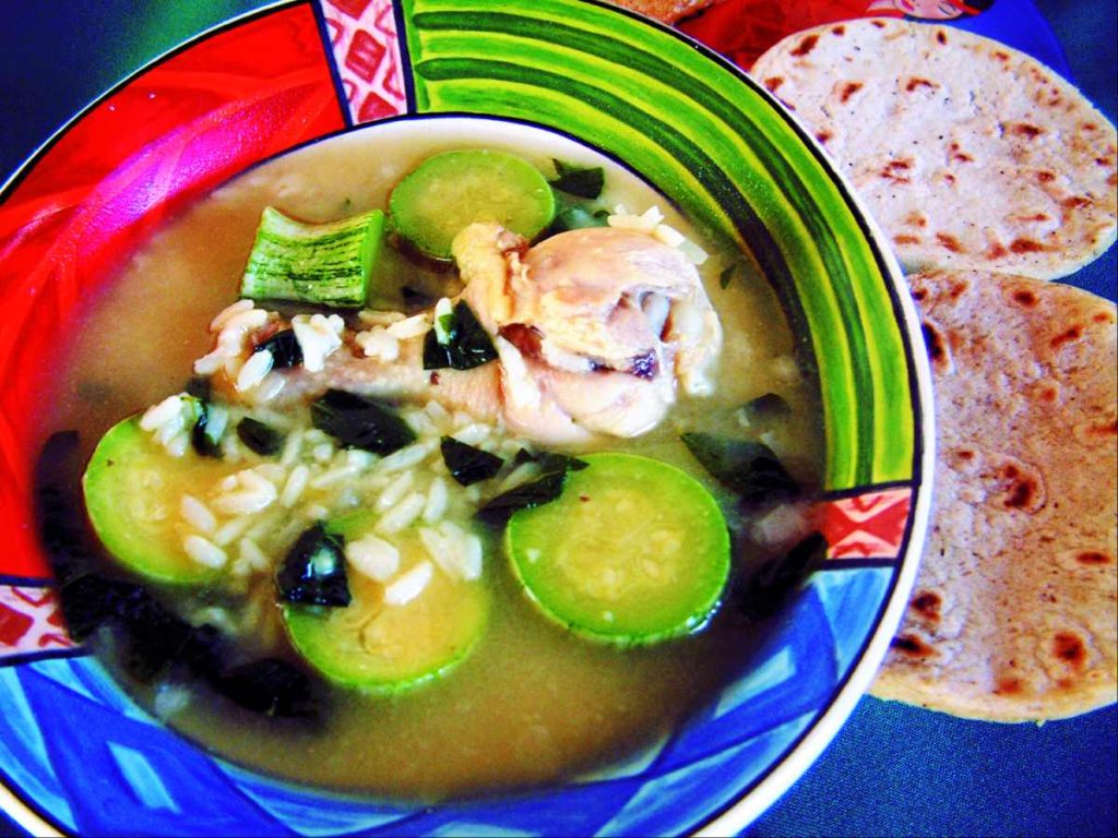 Sopa de arroz aguado. Una receta nutritiva, abundante y con ese toque de chipilín que nos recuerda a la cocina de nuestras abuelas.