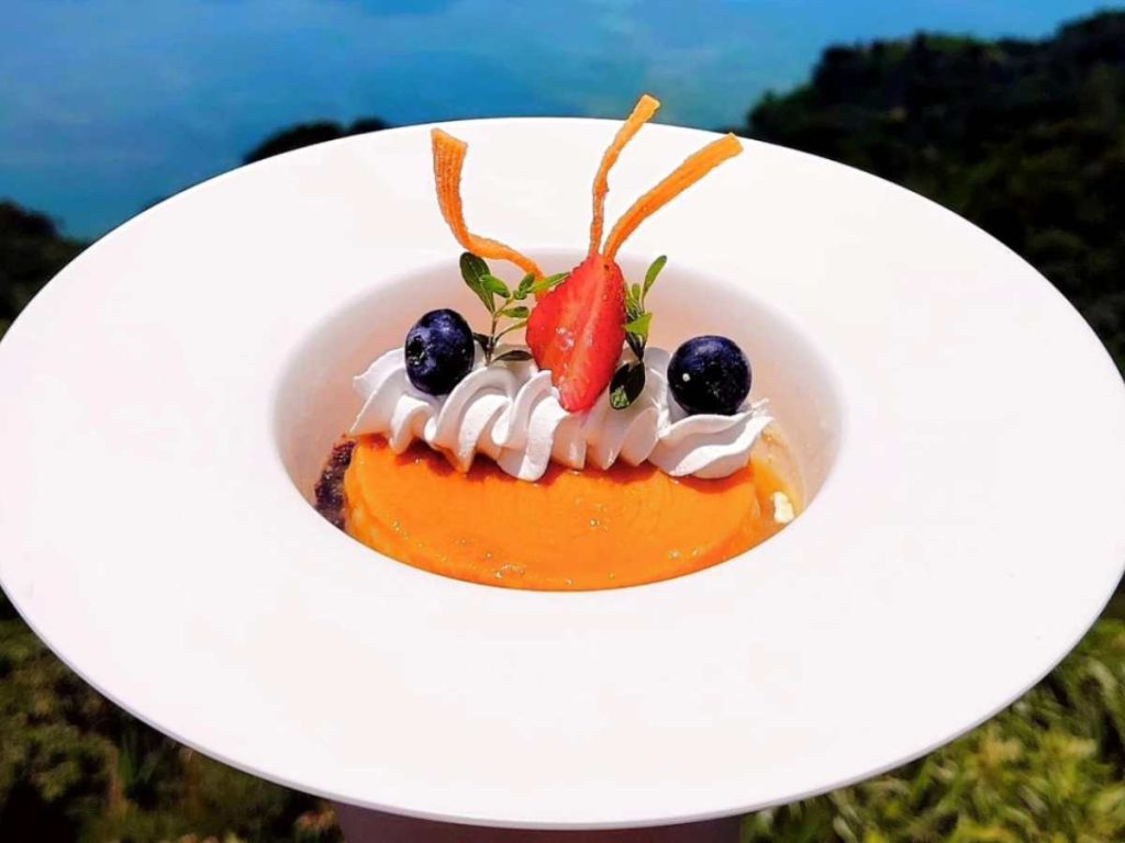 Un postre que ya es sello del restaurante: el peculiar flan de yuca que sorprende por su sabor y textura.