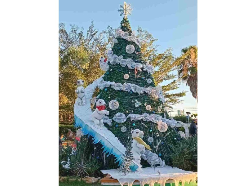 El árbol gigante, decorado con luces y ornamentos invernales, se convierte en uno de los puntos más fotografiados del parque.