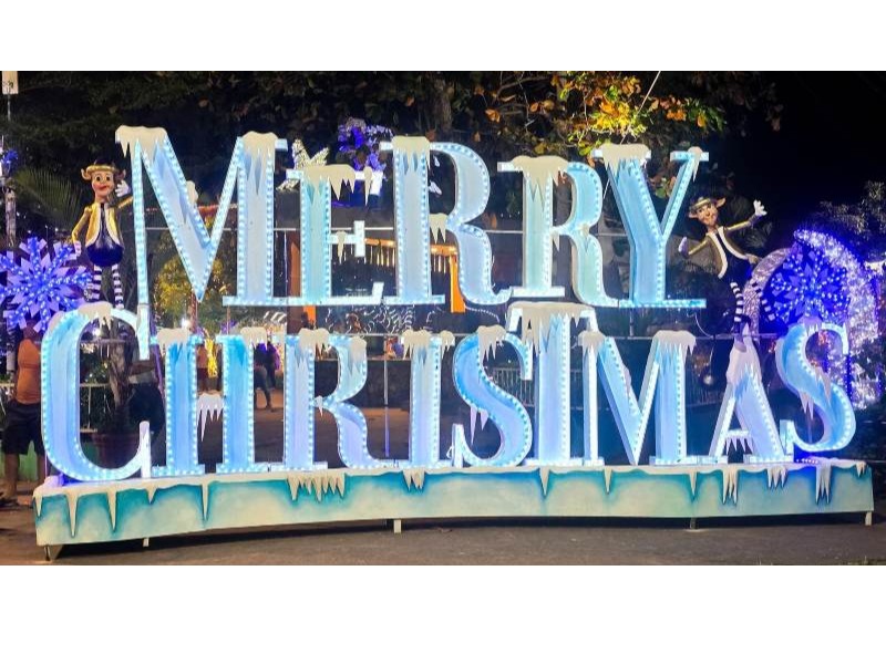 El parque central de Apastepeque se transforma en un escenario polar con figuras monumentales y luces que iluminan la temporada.