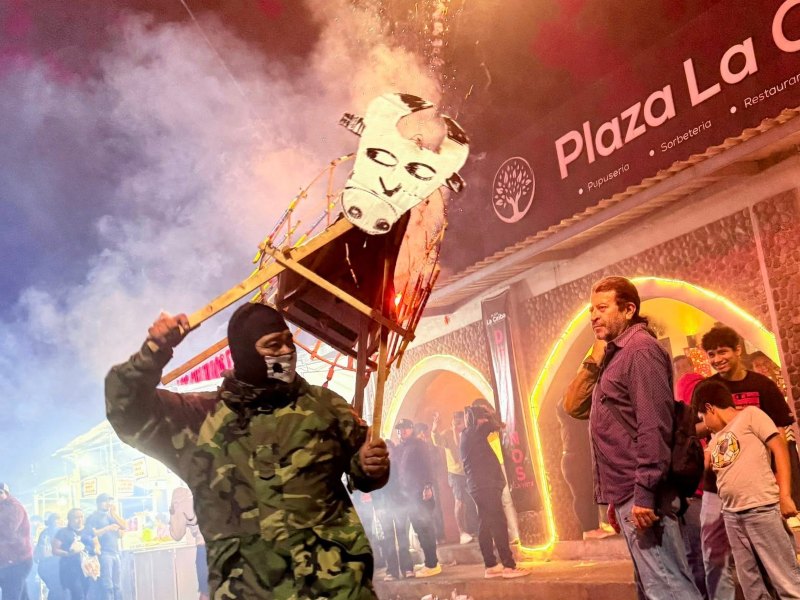 La quema de toritos pintos transforma las calles de Antiguo Cuscatlán en un espectáculo de luz, pólvora y tradición que congrega a cientos de personas cada año.