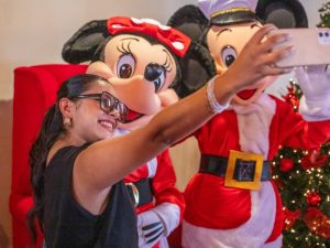 Encuentro con personajes icónicos (Mickey, Minnie, Santa, El Grinch).