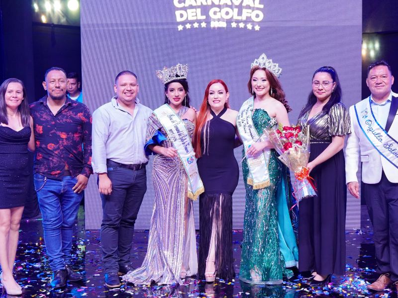 Momento de la coronación en una noche llena de tradición y orgullo local.