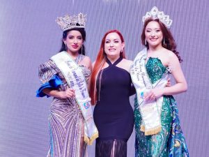 Momento de la coronación en una noche llena de tradición y orgullo local.