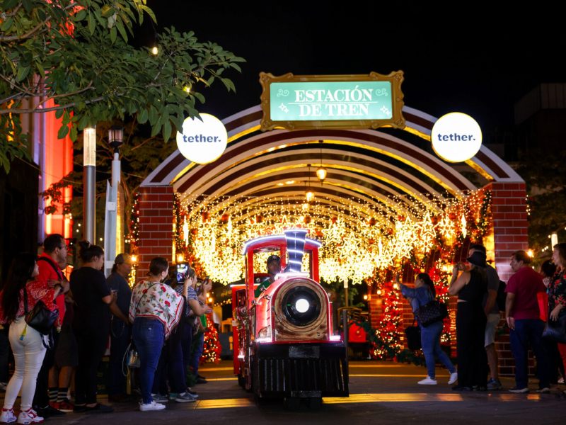 El Maquinista recorre el Centro Histórico con un toque de fantasía y magia navideña.