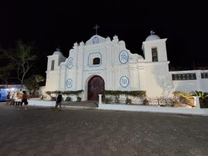 El altar principal rinde homenaje a la patrona del pueblo, en una mezcla de herencia lenca y tradición católica.