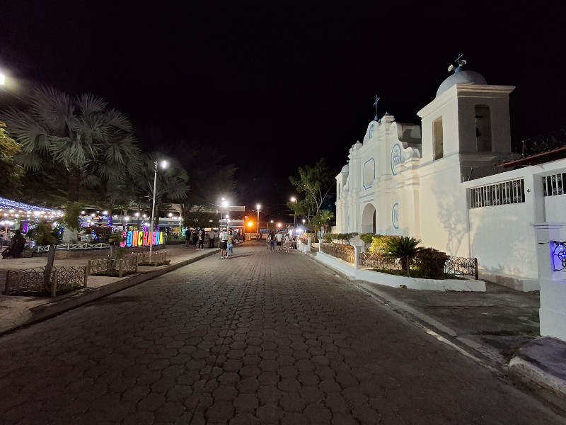 Las paredes del templo fueron hechas con piedra, cal y arena, alcanzando hasta dos metros de grosor en su fachada.