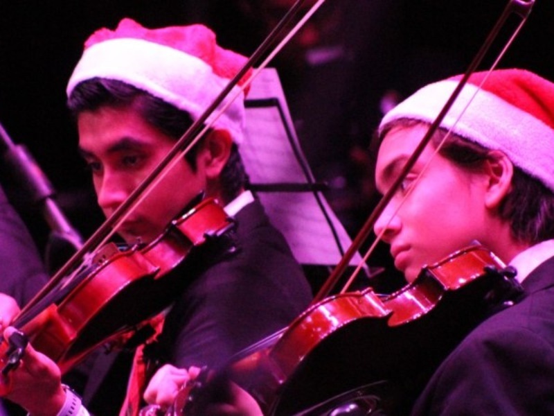 El espíritu de la Navidad cobra vida al aire libre con música en vivo, un plan ideal para incluir en tu recorrido por la capital salvadoreña.