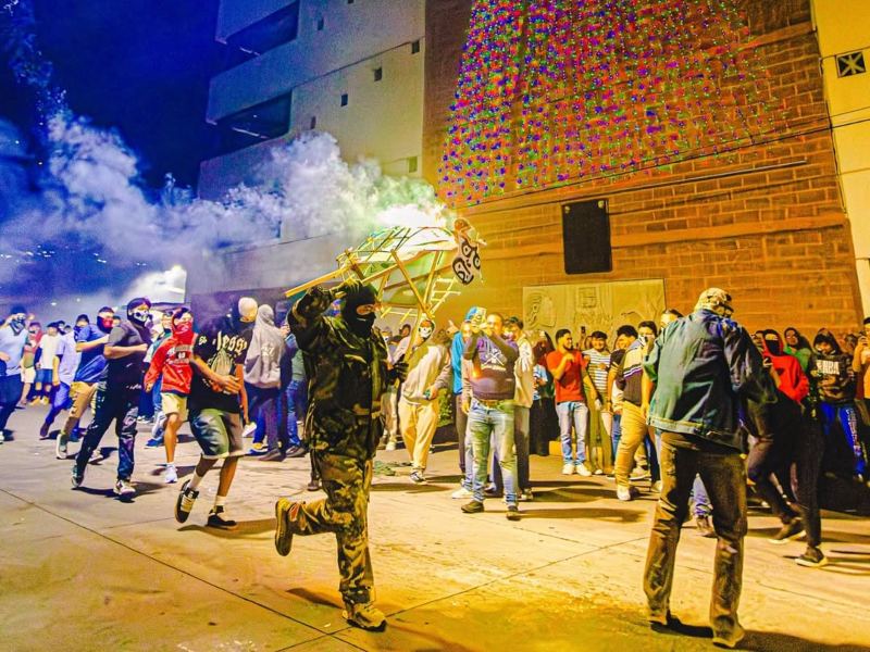 La tradicional quema de pólvora reúne a familias, vecinos y visitantes frente a la iglesia parroquial.