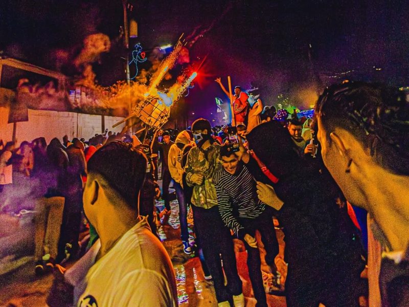 Niños, jóvenes y adultos participan con entusiasmo en una celebración que mezcla fe y tradición.