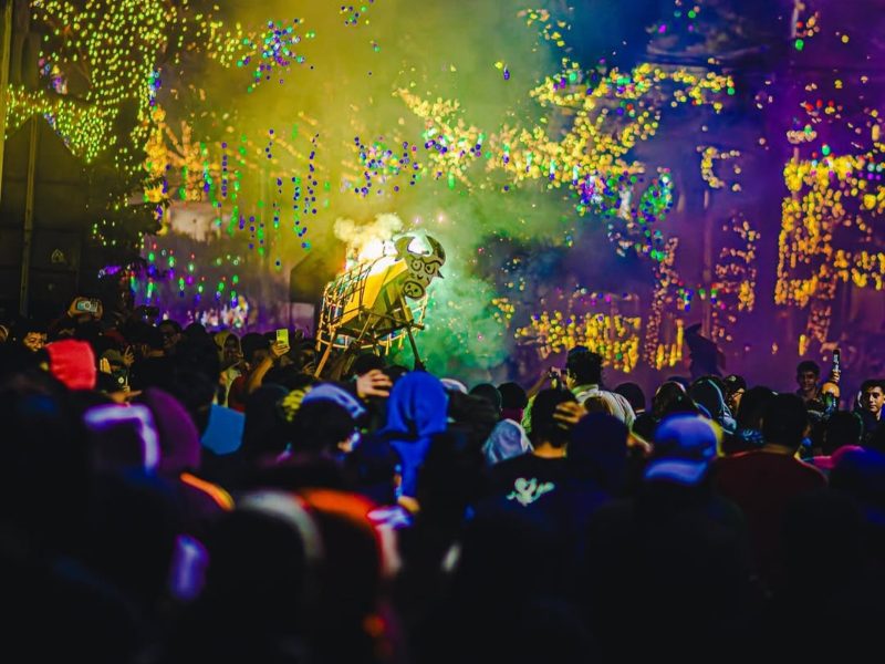 La pólvora cobra vida al caer la noche, marcando el momento más esperado de la jornada festiva.