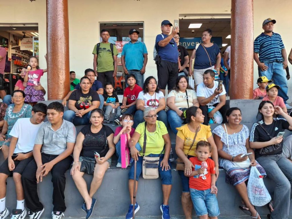 Los habitantes de San Vicente viendo el desfile del correo. Foto elsalvador.com