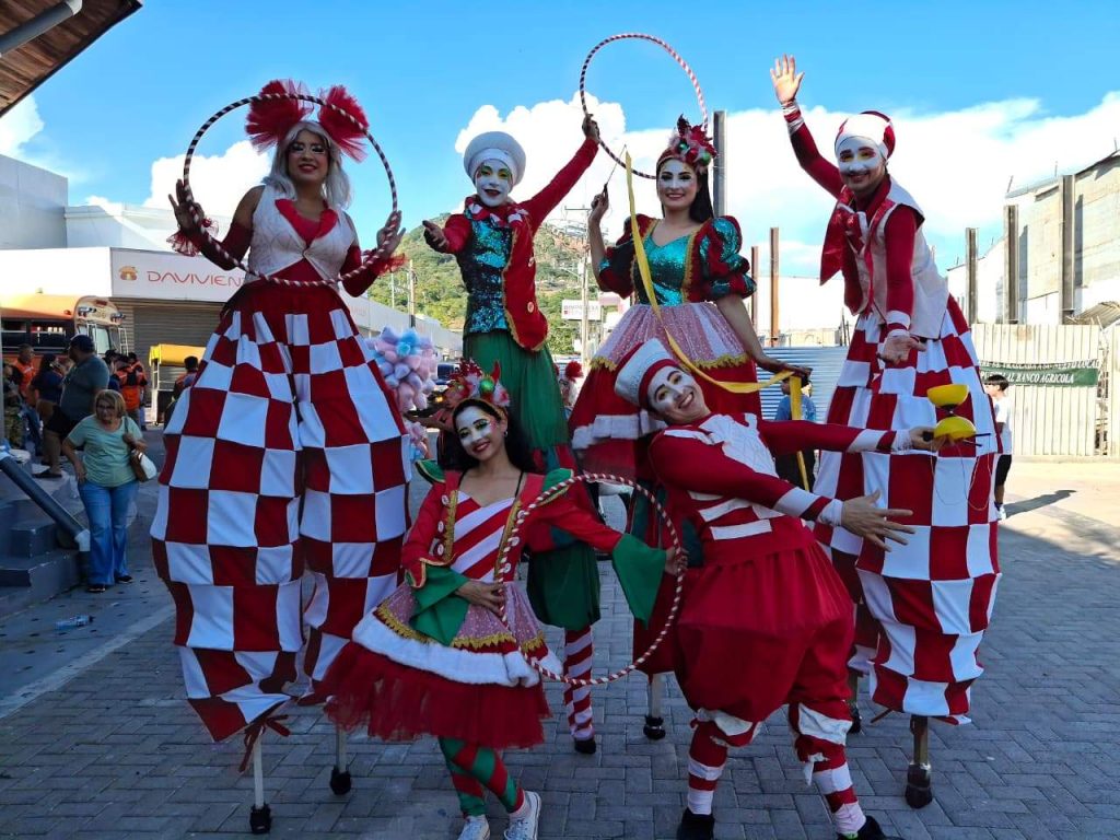 San Vicente vive el desfile del correo. Foto elsalvador.com