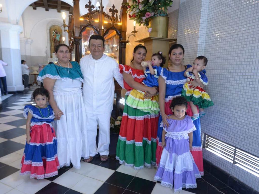 Feligresas rezan frente a la imagen de la Virgen de Guadalupe, agradeciendo y pidiendo protección para sus familias.
