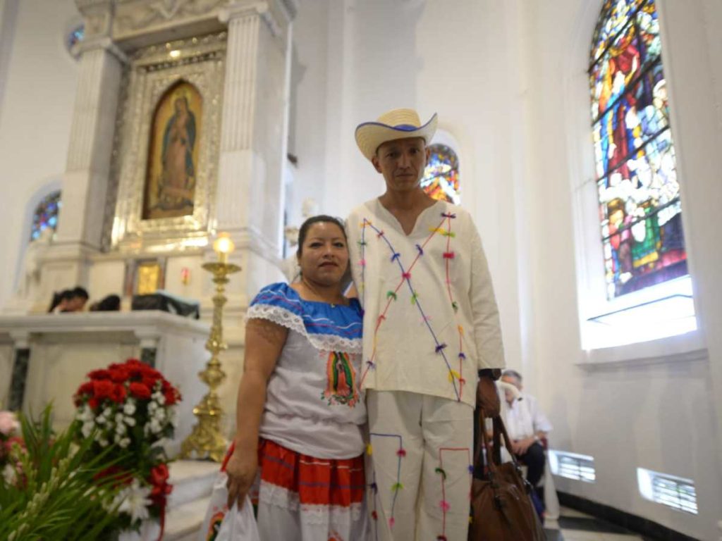 Carmen Pérez y Jorge Crespin visitan la basílica para agradecer por sobrevivir a un grave accidente de tránsito.