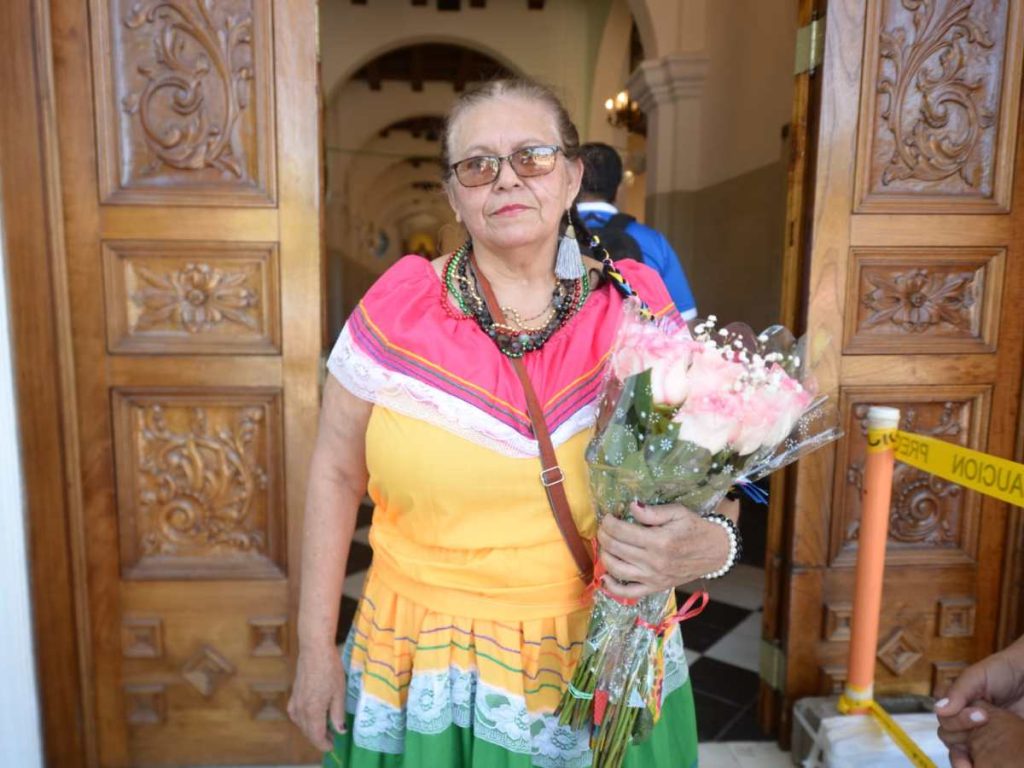 Angela Muñoz viajó desde Los Ángeles, Estados Unidos, para agradecer el milagro de haber vuelto a caminar después de un mes en cama.