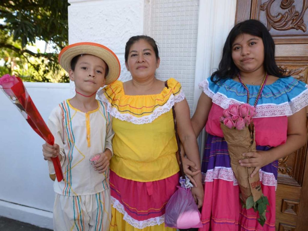 De izquierda a derecha: Carlos Calles, Jeniffer Molina y Santos Piches, quien prometió traer a su hija cada año desde que tenía seis meses hasta cumplir los 15.