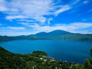 turismo-donde-bucear-en-el-salvador-lago-coatepeque (1)