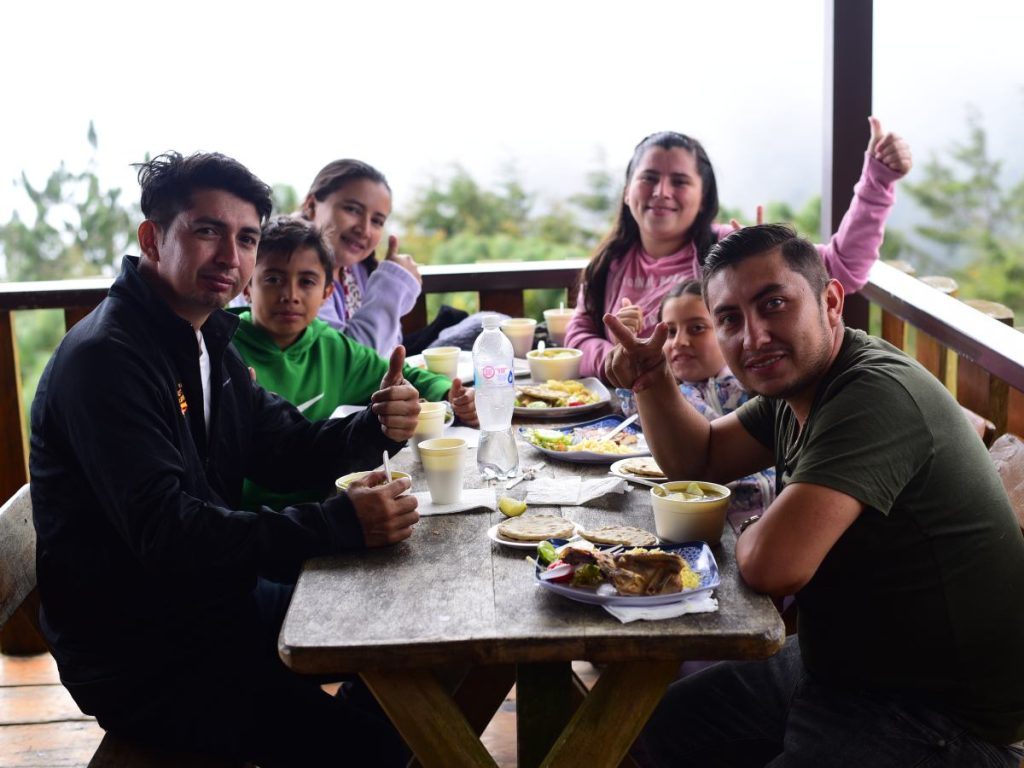 Los comedores de la zona ofrecen sopas calientes, carnes asadas y antojitos típicos a precios accesibles para las familias. elsalvador.com